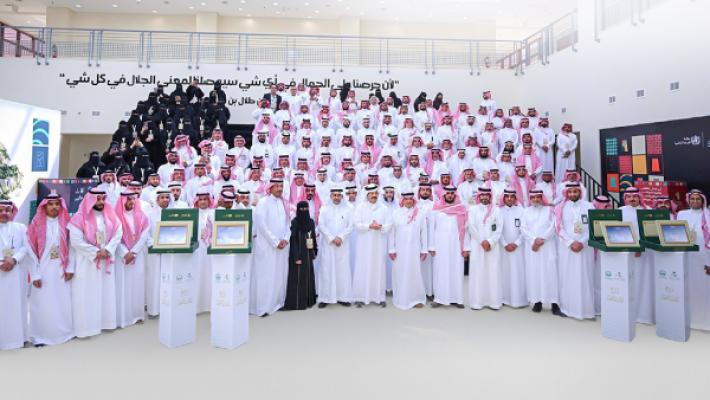 تكريم الرئيس التنفيذي لمستشفيات الحياة الوطني خلال حفل المدن الصحية بعسير